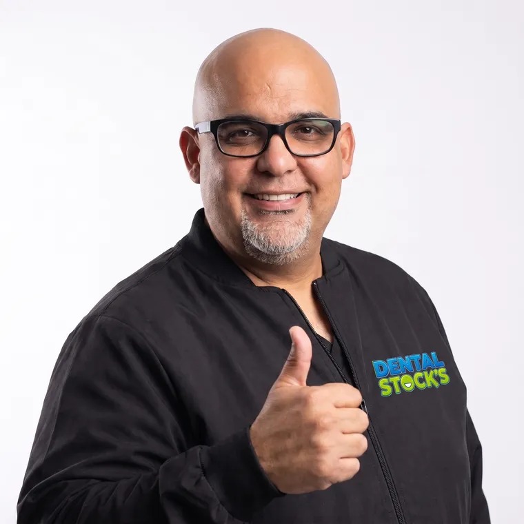Fundador de Dental Stocks con el uniforme de la clínica