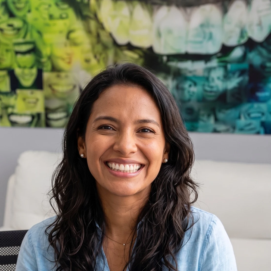 Paciente sonriendo durante una consulta en Dental Stocks
